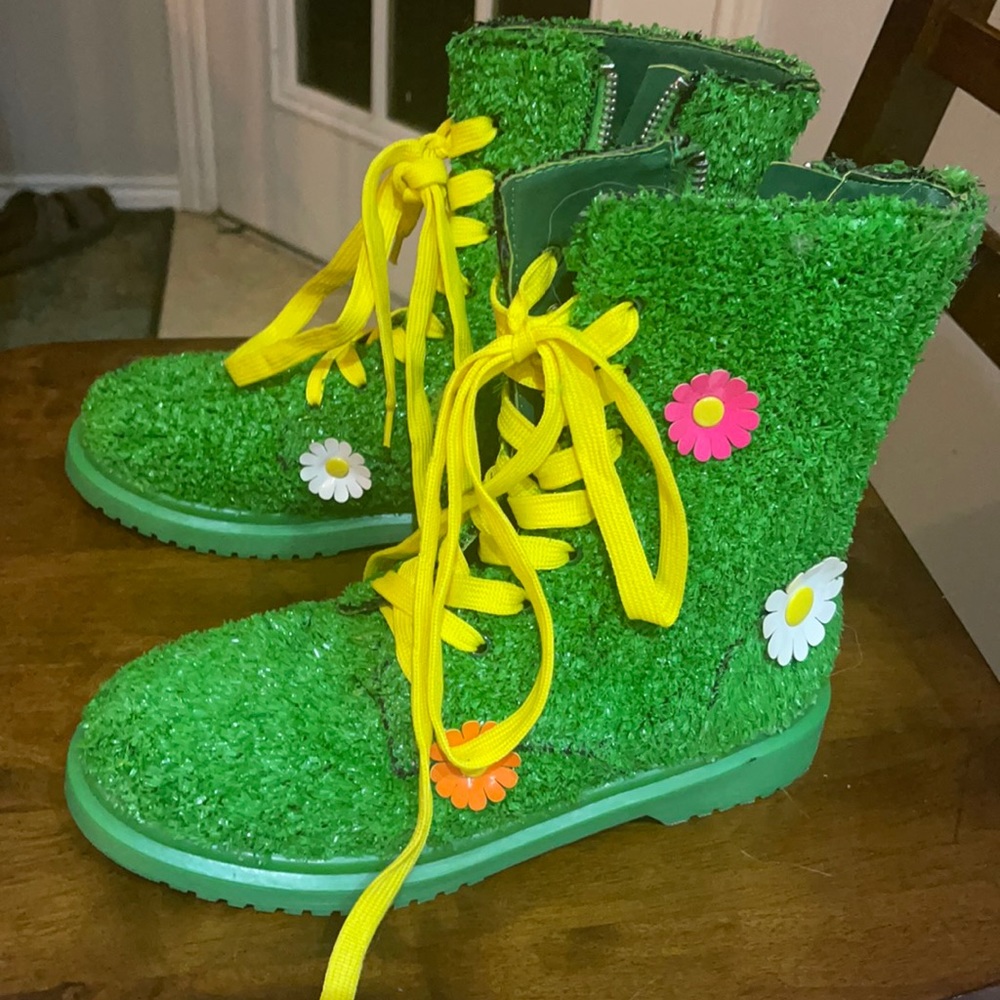 Current Mood Green Faux Grass Combat Boots with Yellow Laces and Flowers sz 9